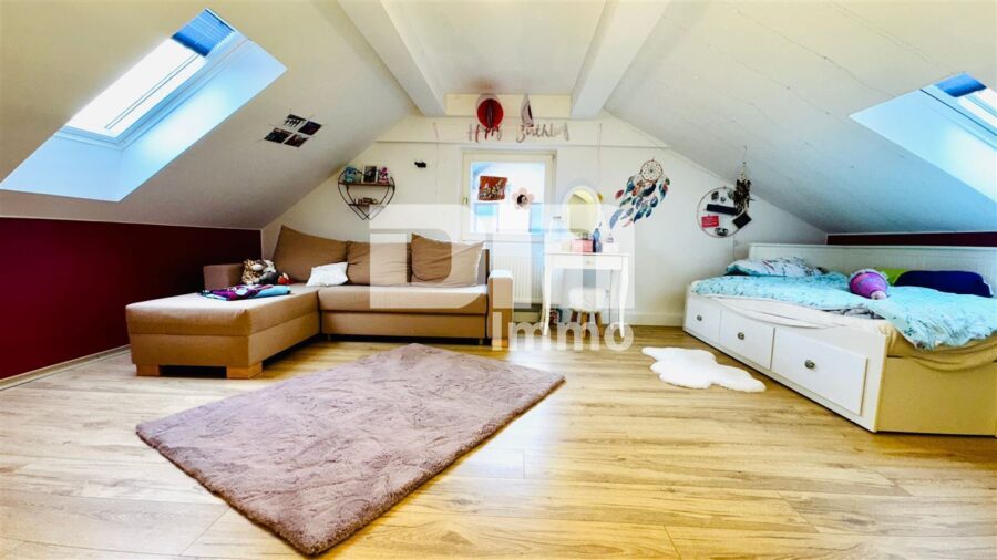 Teilsaniertes Ein - Zweifamilienhaus + Nutzflächen mit Anbau in Traumlage mit Panoramablick - WE1 OG / DG Kinderzimmer / Schlafzimmer 4